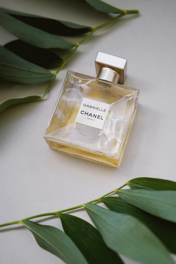 Photos du parfum avec des feuilles a coté