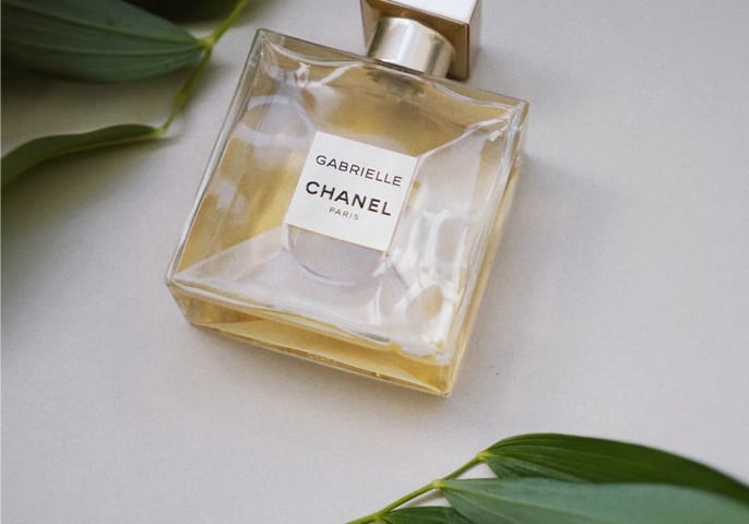 Photos du parfum avec des feuilles a coté