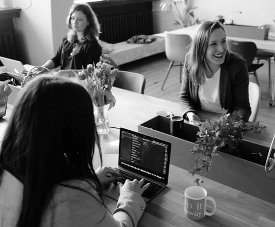 Photos de trois femmes travaillant dans une salle sur des ordinateurs