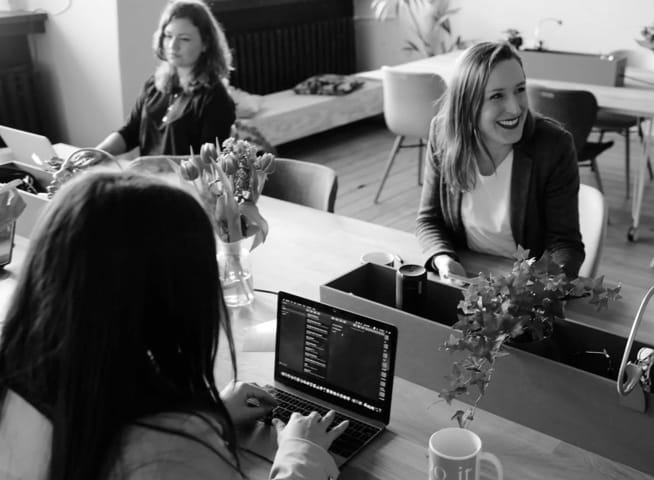 Photos de trois femmes travaillant dans une salle sur des ordinateurs